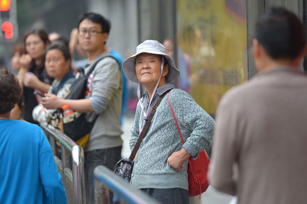 老年人在高峰段乘坐公交车外出应该适当收费,您觉得对吗?