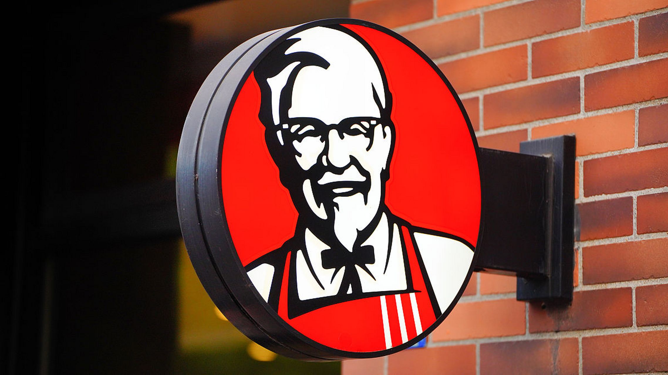 肯德基鸡腿冒血水引发消费者担忧,门店回应称暑假工未按流程制作 近期