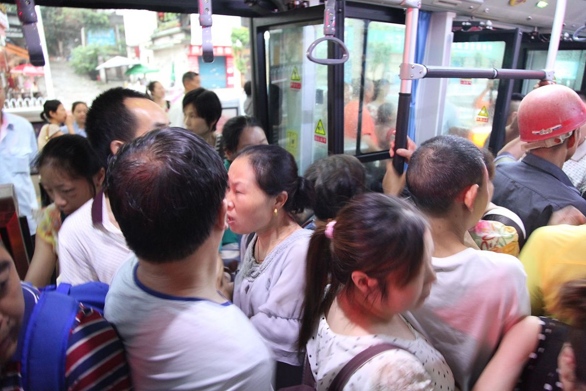 理论上说我们90代的这代人,从农村考上大学走出了农村,脱离了面朝