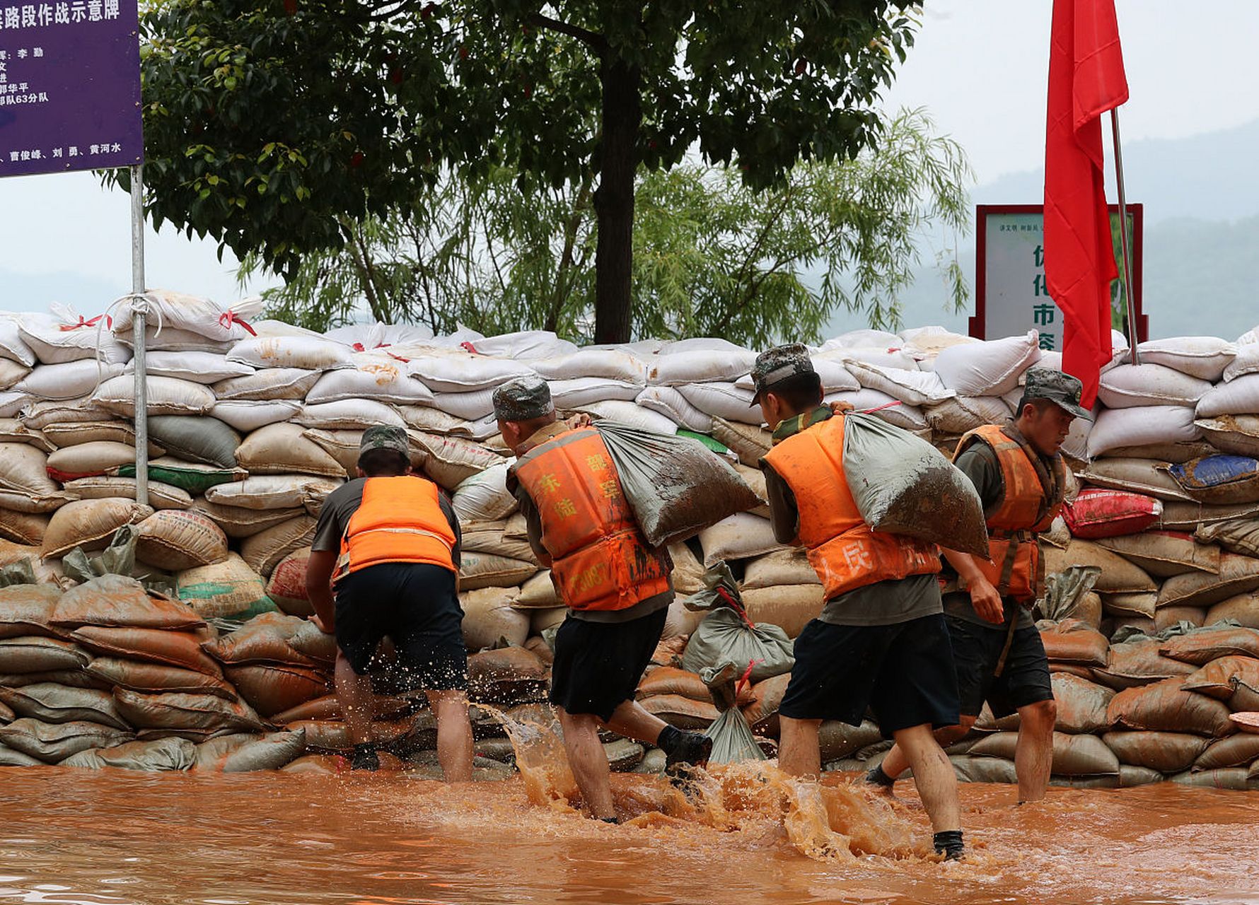 凡受大灾,还是要看解放军,多地报道解放军英勇救灾场面.
