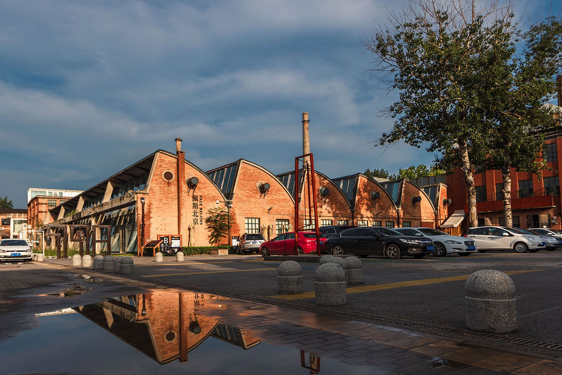 "江城壹号"文化创意园,位于武汉市硚口区古田四路47号,北接建南泥湾