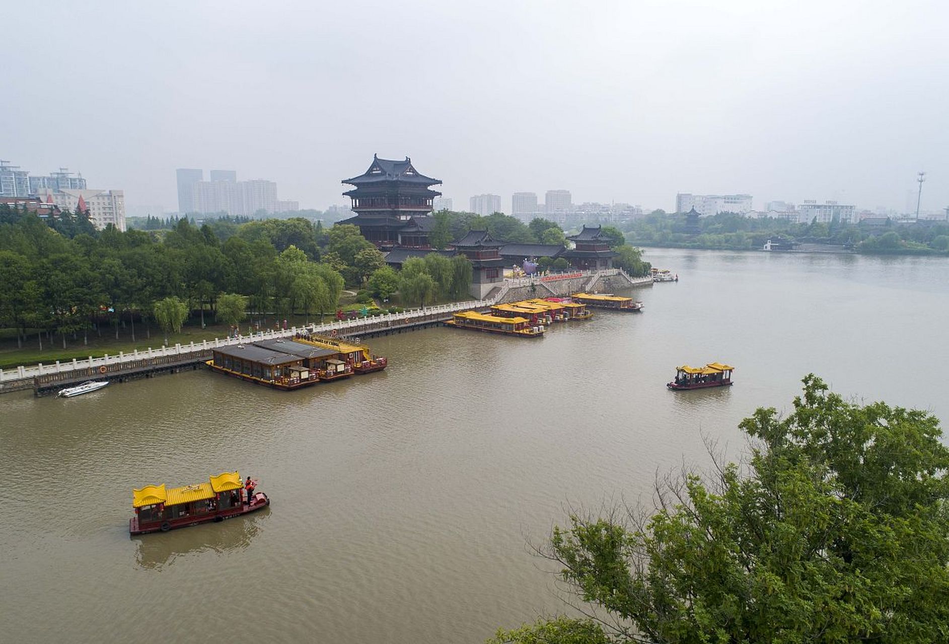 泰州的凤城河景区有着独特的水乡风情,让人仿佛置身于一幅水墨画中.