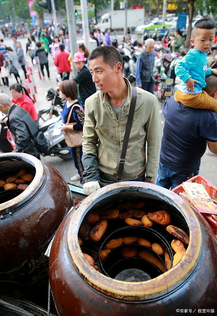 三门峡一红薯哥街头烤红薯,赚钱不忘福利院儿童