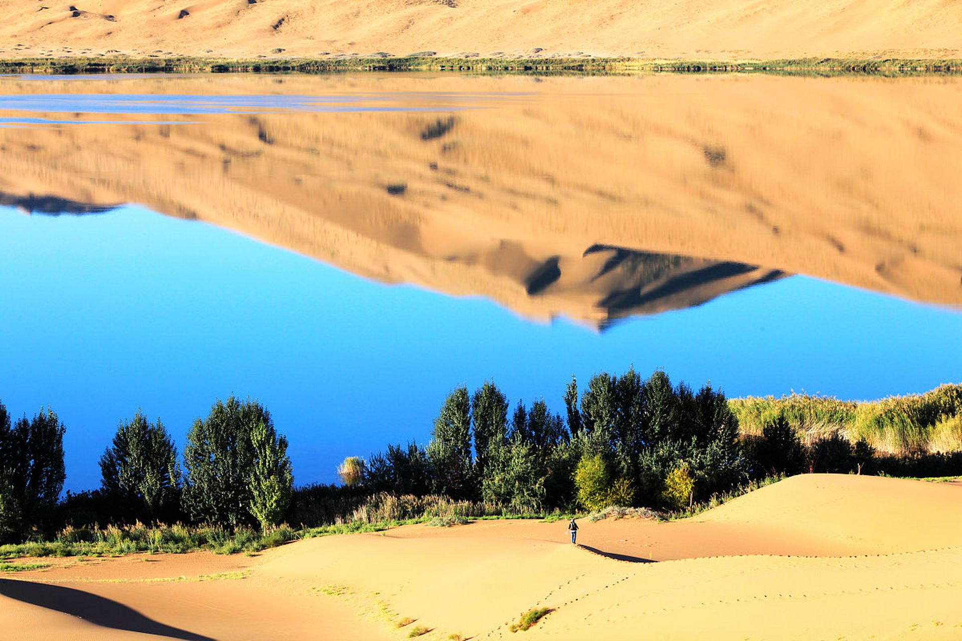 沙海无垠,湖泊如珠,草原广袤,火山壮观.