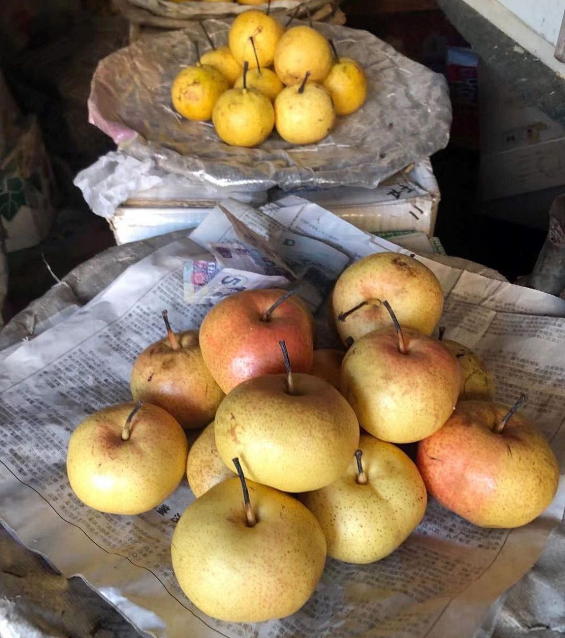 秋梨含有丰富的水分和多种营养成分,如维生素c,钾,膳食纤维等,有助