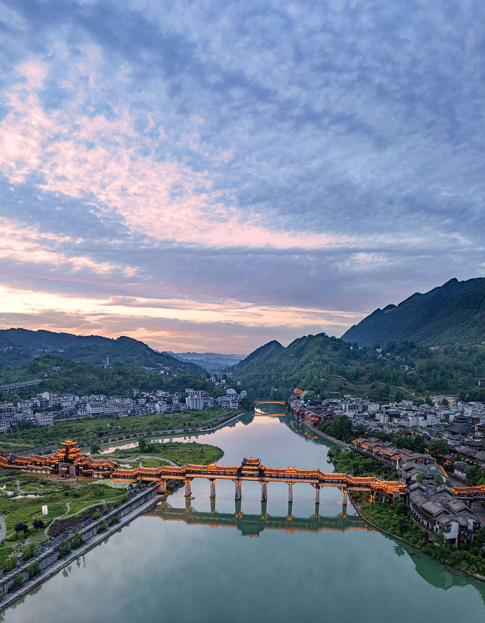 江油旅游景点是放松心情的好去处,有李白故里,美食街,窦圌山和太白