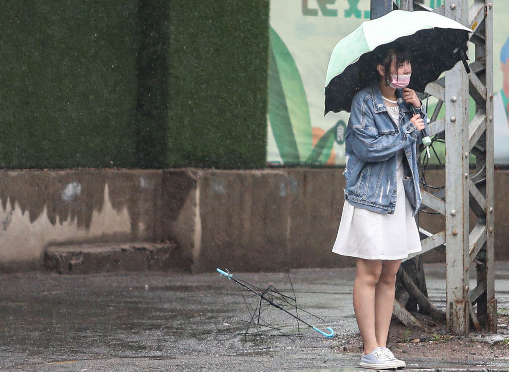 下雨天好冷图片