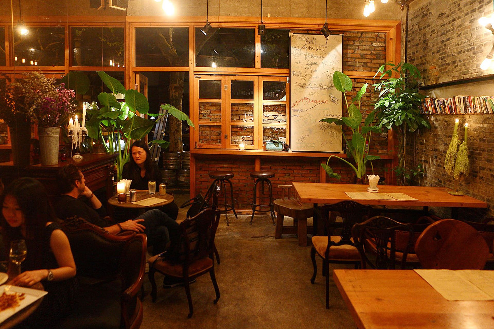 小酒馆装修可以为顾客带来一种怀旧的氛围,让人感受到浓厚的文艺情调