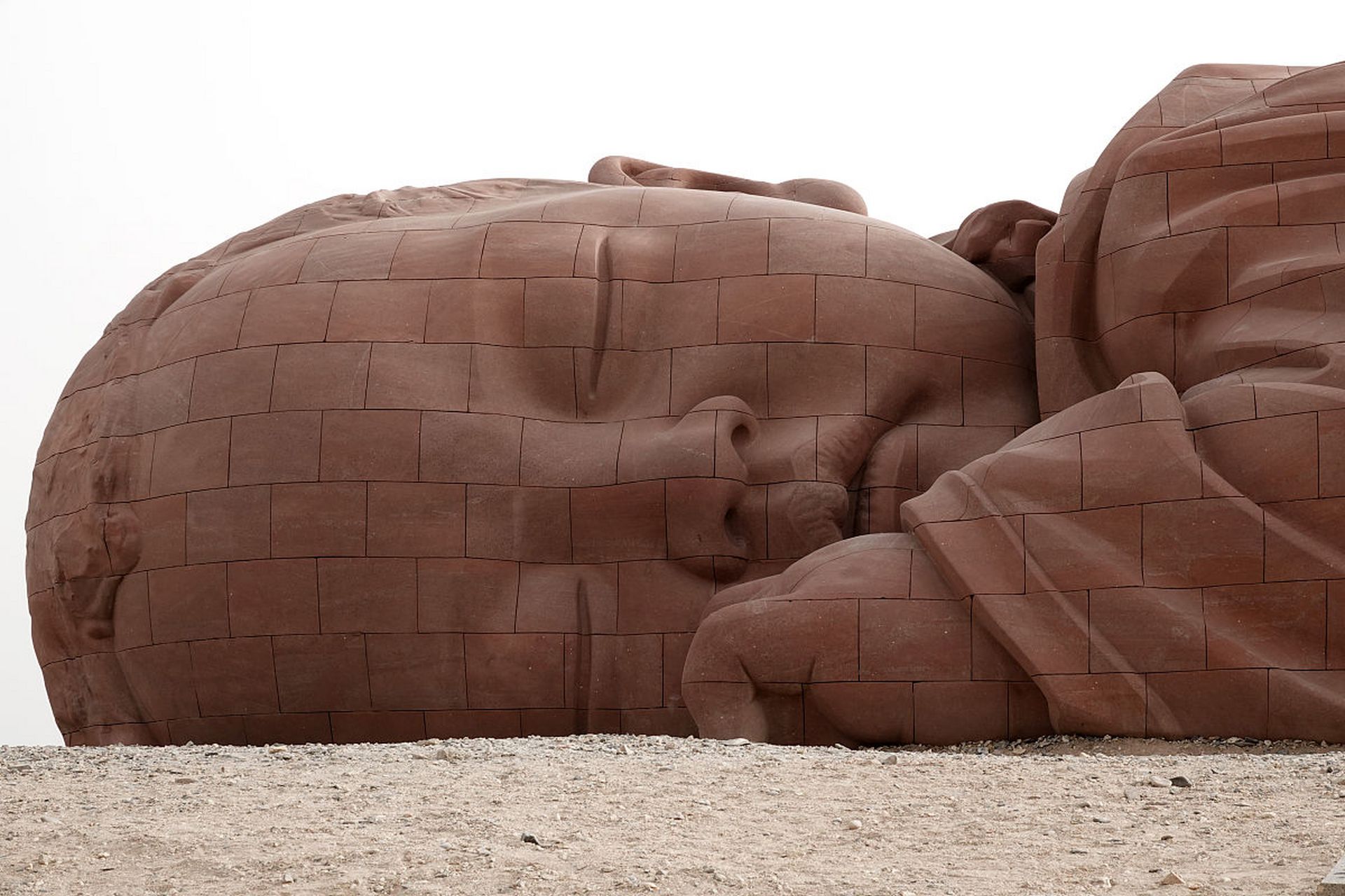 在甘肃省瓜州县广袤的戈壁滩上,矗立着一座被誉为"大地之子"的雕像.