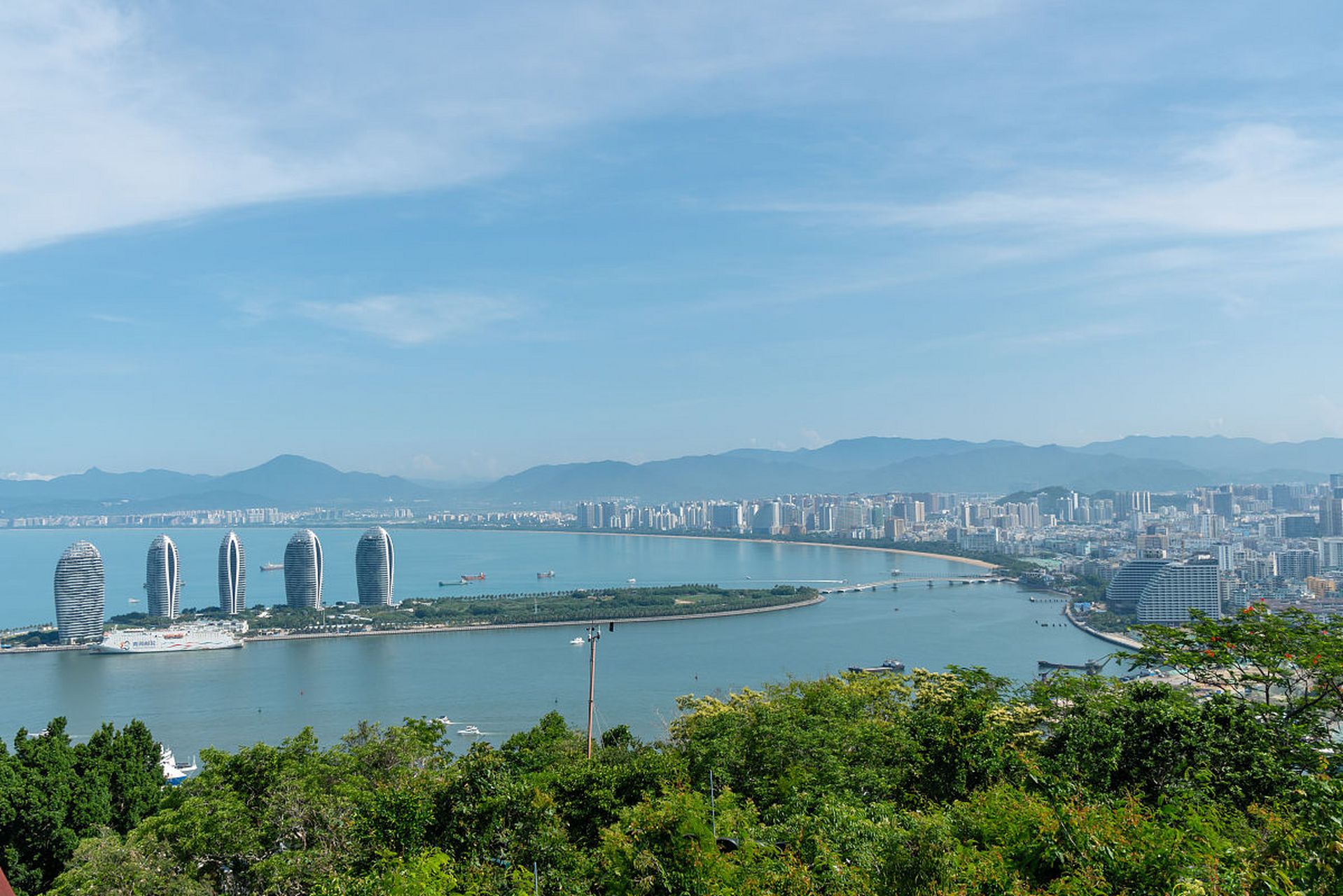 三亚鹿回头风景区,坐落在三亚市西南端的鹿回头半岛内,宛如一颗璀璨的