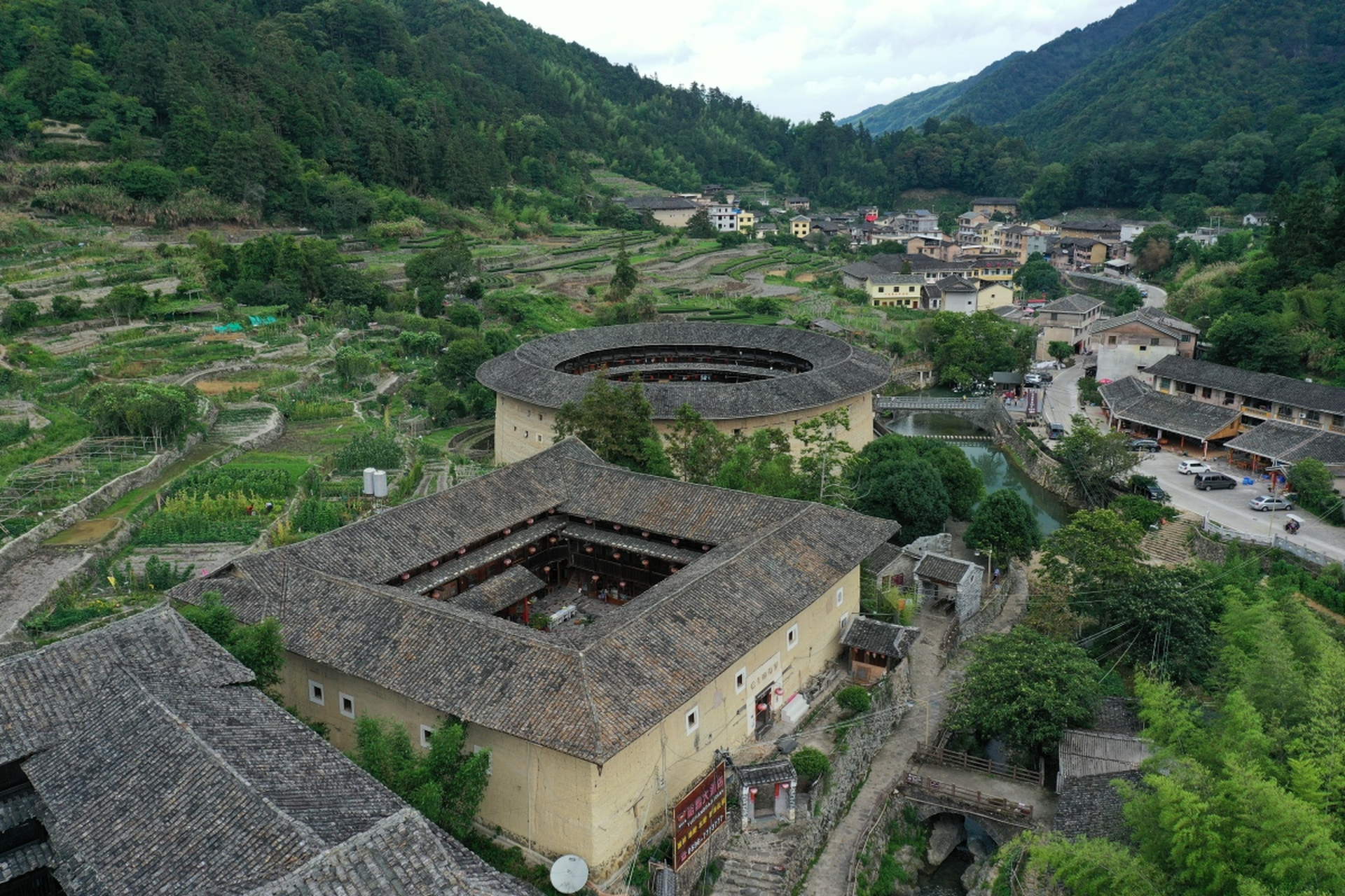 福建土楼位于福建省南部的泉州和漳州一带,建于明清时期,是闽南地区