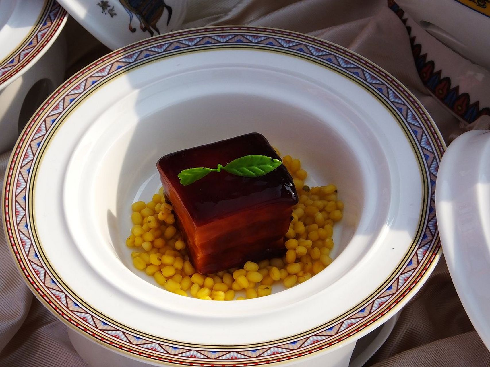 东坡肉,又名滚肉,是江南地区汉族传统名菜,属于浙菜系,同时也属于川菜