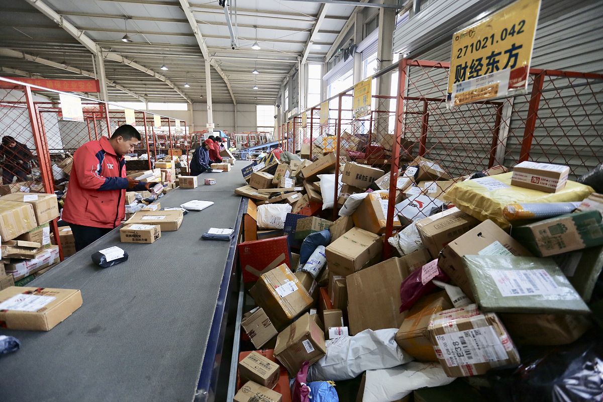 高考一结束,小区邻居的儿子就和我儿子就一块儿去韵达快递分拣找工作