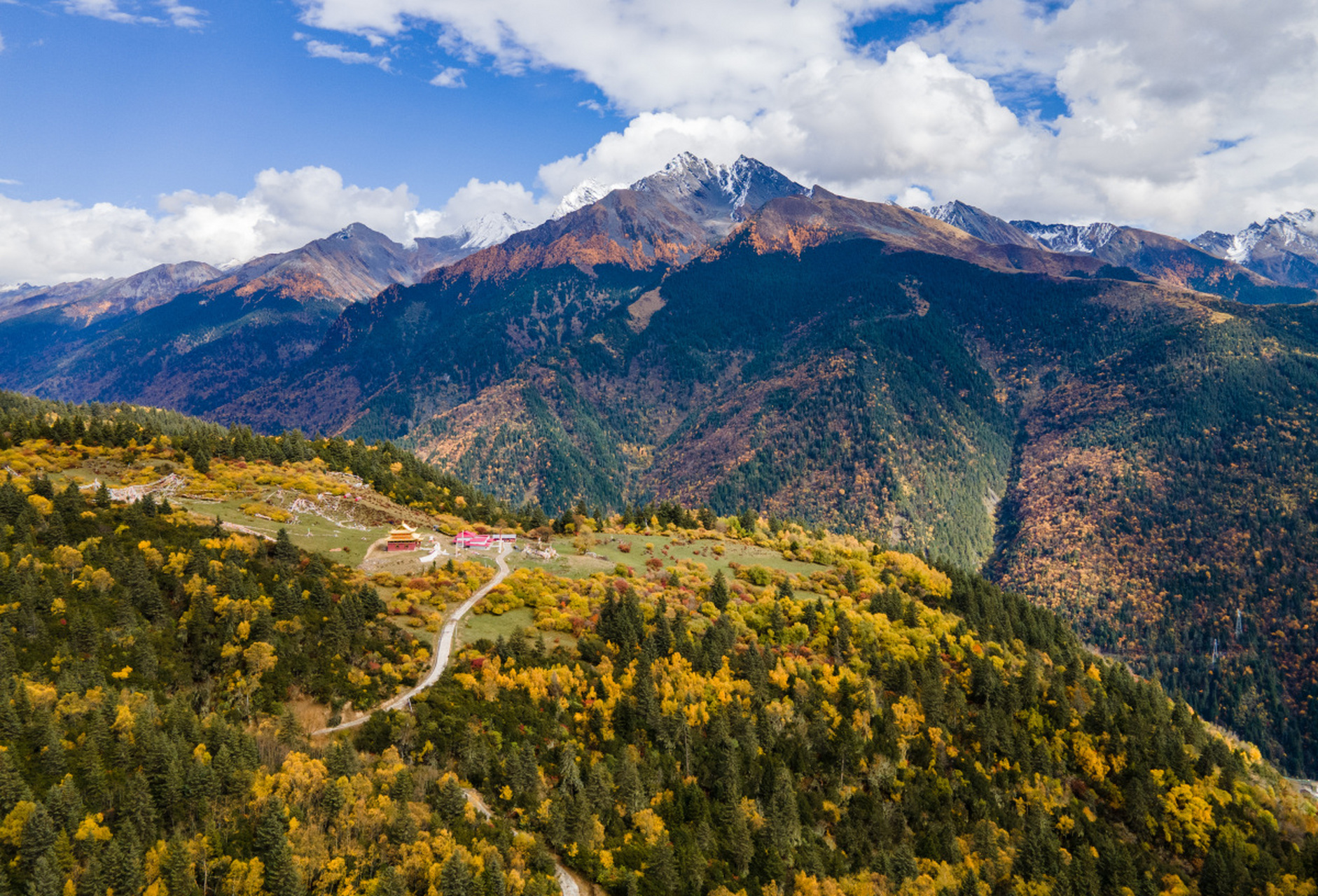 米亚罗,位于四川省阿坝藏族羌族自治州理县,是中国最大的红叶景观区.