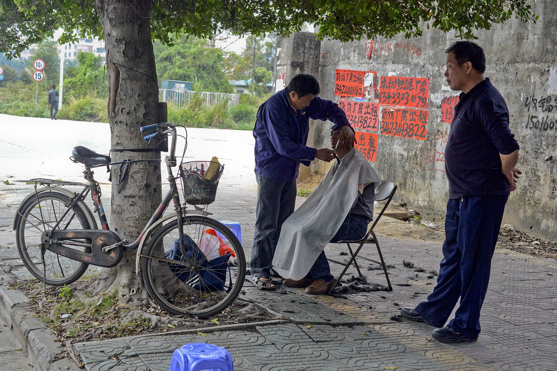 随便一个理发店就要20元,25元甚至更高,路边摊才10元一位.
