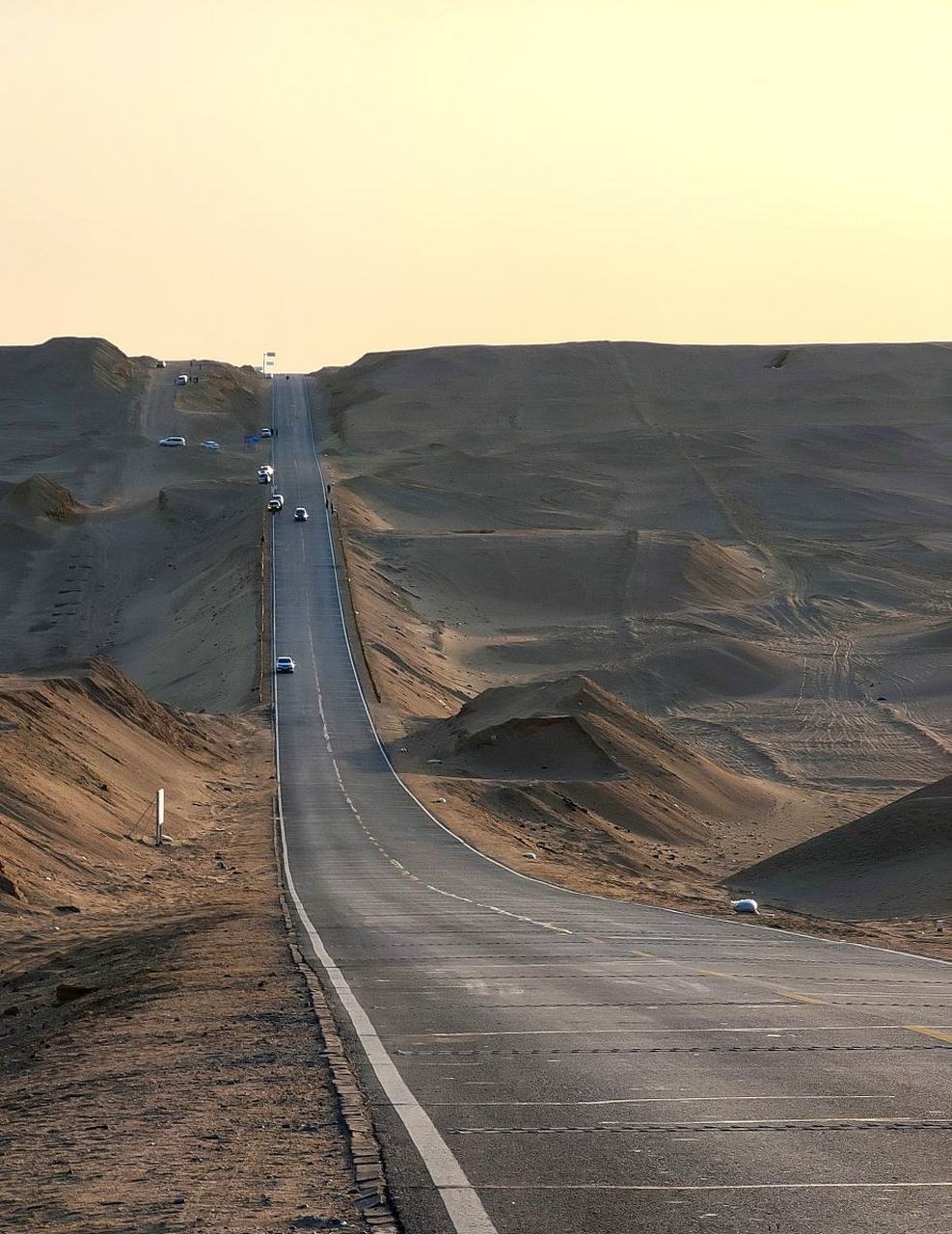 这条u型公路位于青海省东北部,沿途穿越青海湖,柴达木盆地等自然