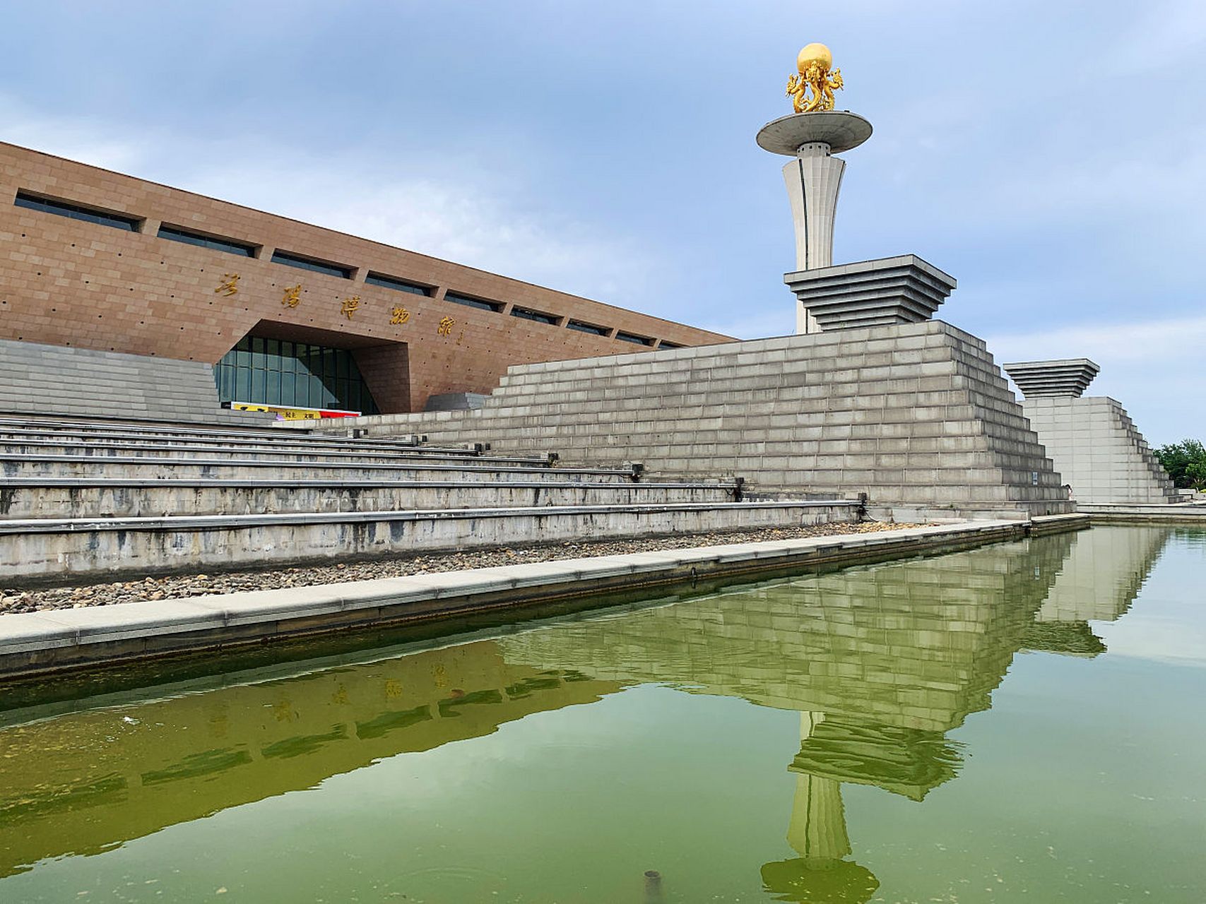 洛阳博物馆是位于中国河南省洛阳市的一座综合性博物馆,成立于1958年