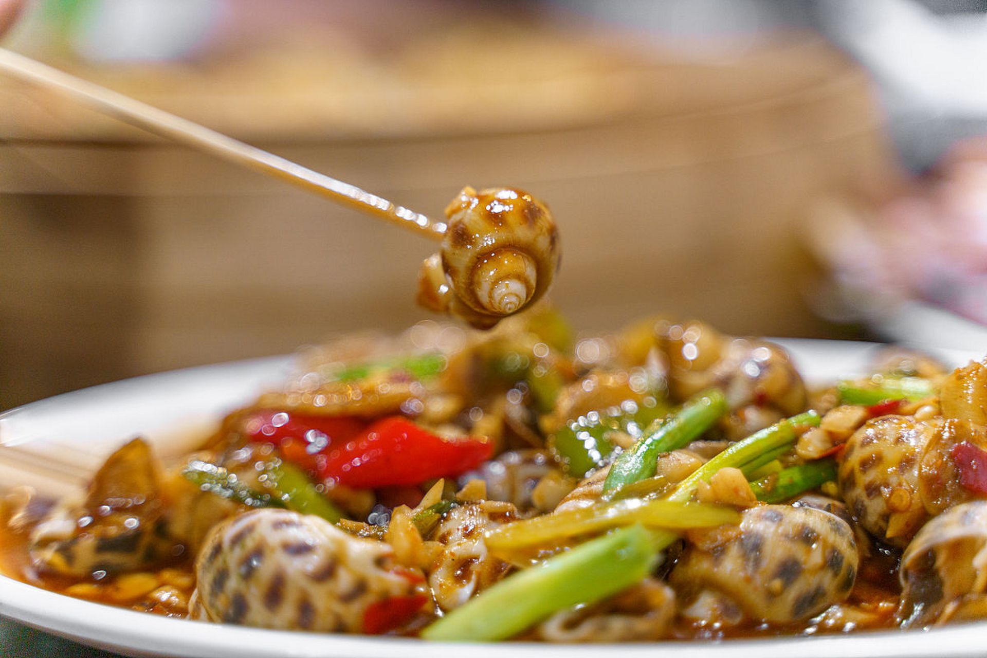 而不精于此道的食客往往一个个"嘬"得腮帮子发酸,也未"嘬"出几粒螺肉