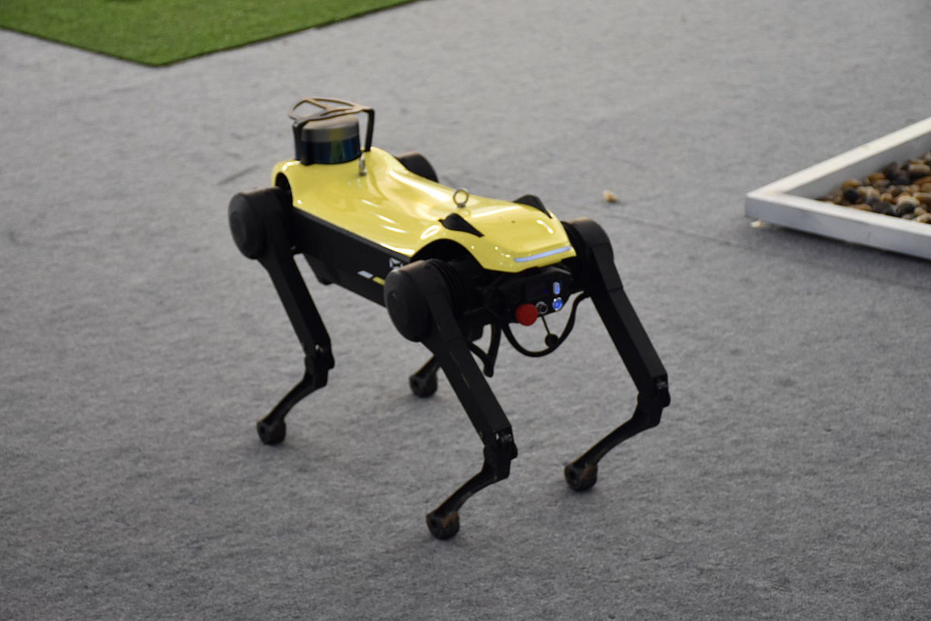 小米推出仿生四足机器人cyberdog 2!