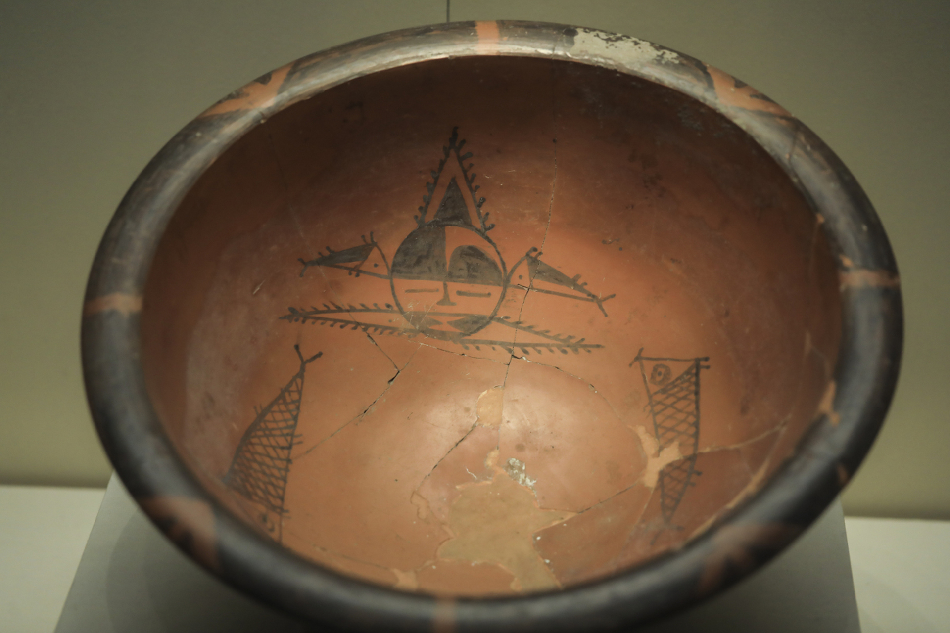 【如果国宝会说话】 人面网纹盆 人面呈圆形 头顶有鱼鳍装饰 西安半坡