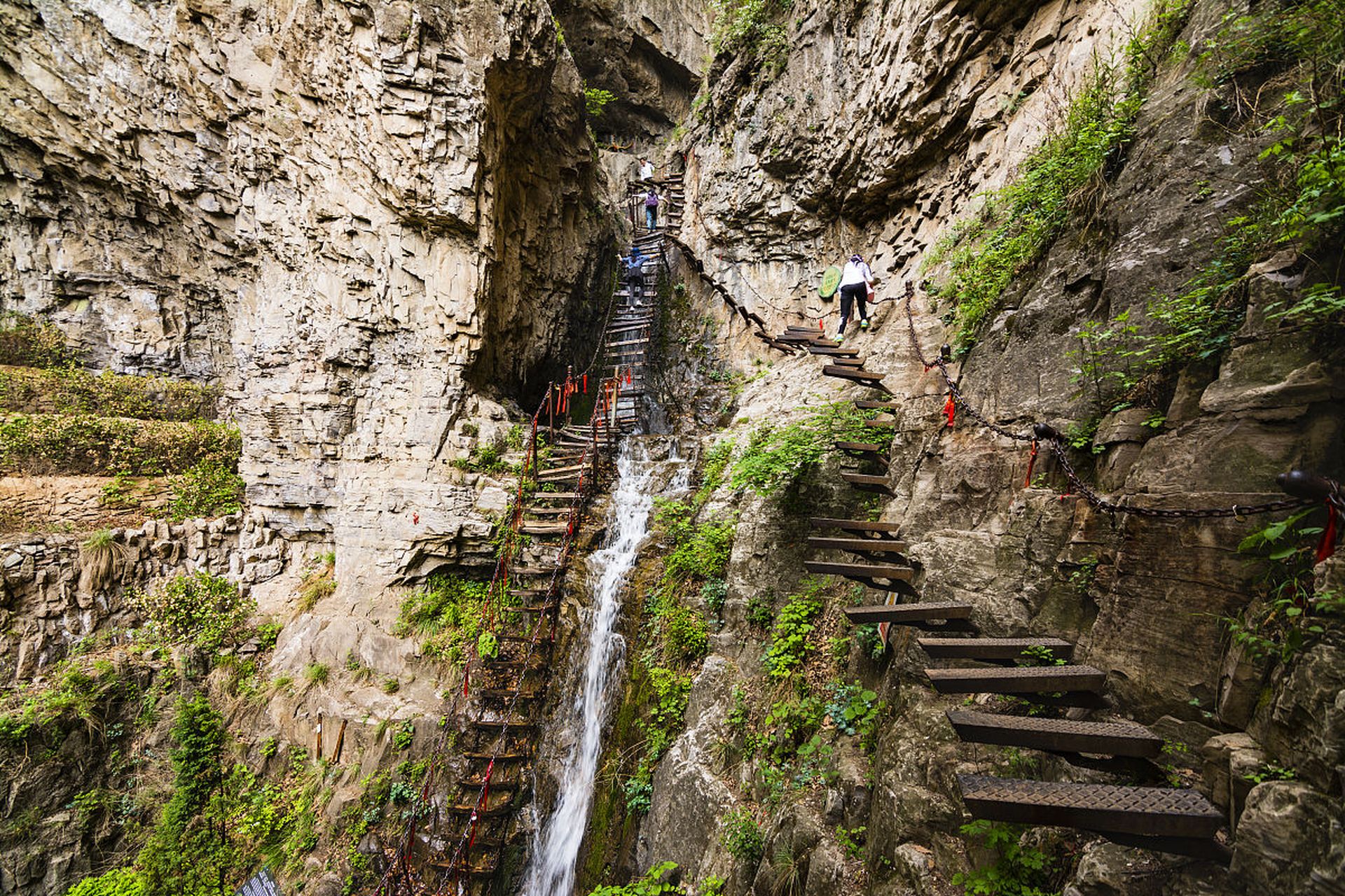 绵山风景名胜区,位于山西省晋中市介休市的国家aaaaa级旅游景区.