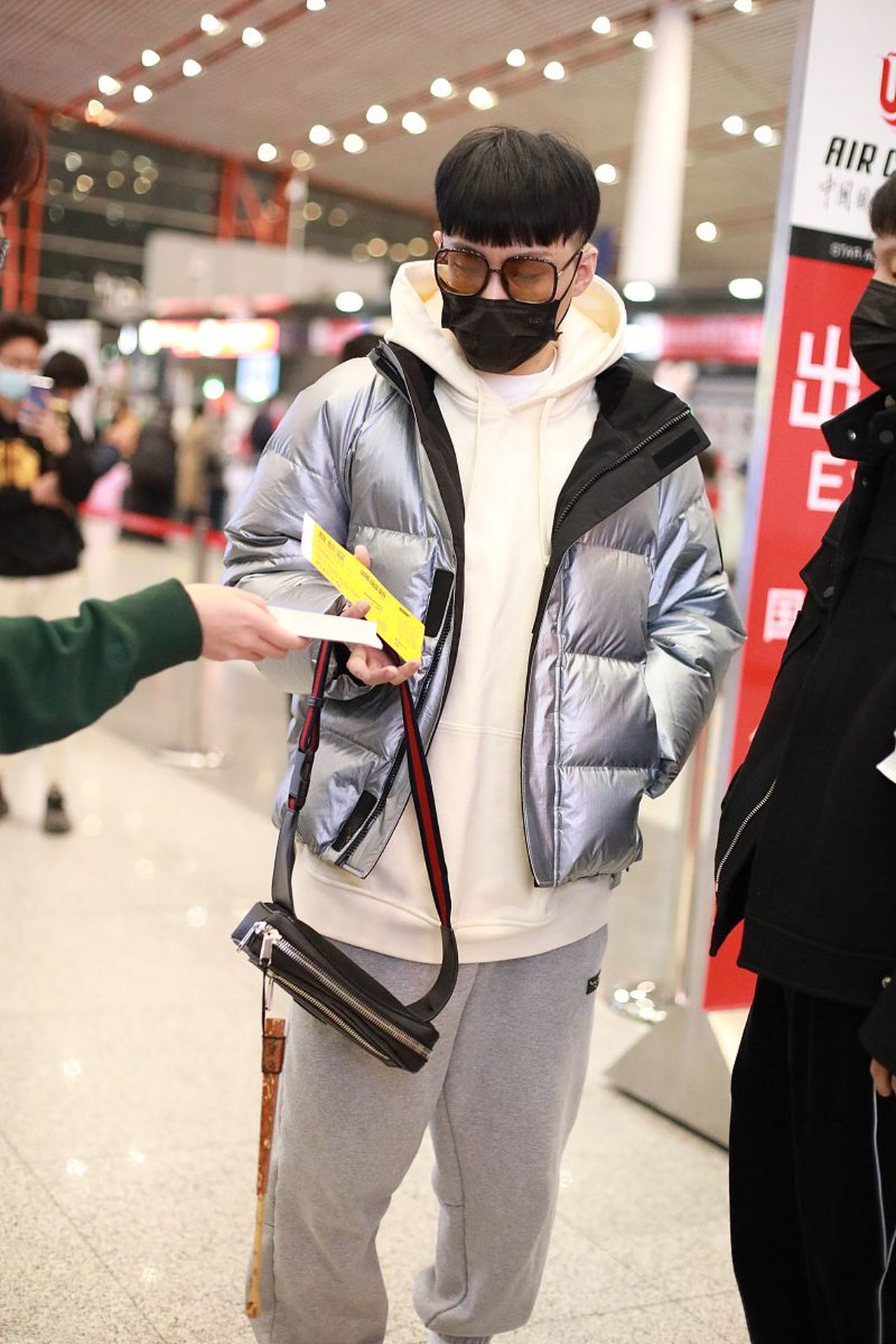 郭德纲直播,秦霄贤在何九华家跟师傅连线,但是何九华并没有露面.