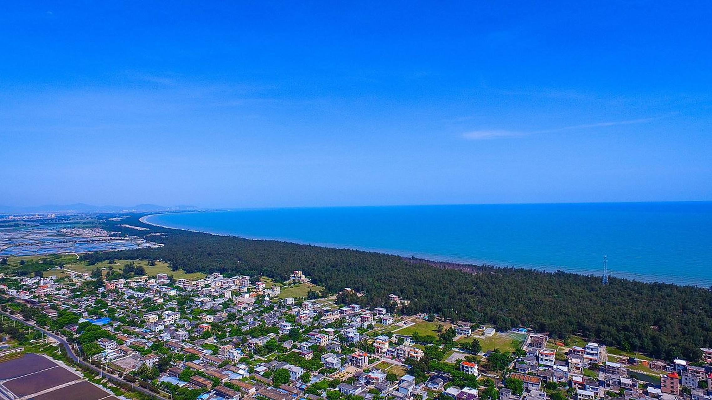 莺歌海盐场  莺歌海盐田位于海南岛西南端的一个突起的犄角,是由