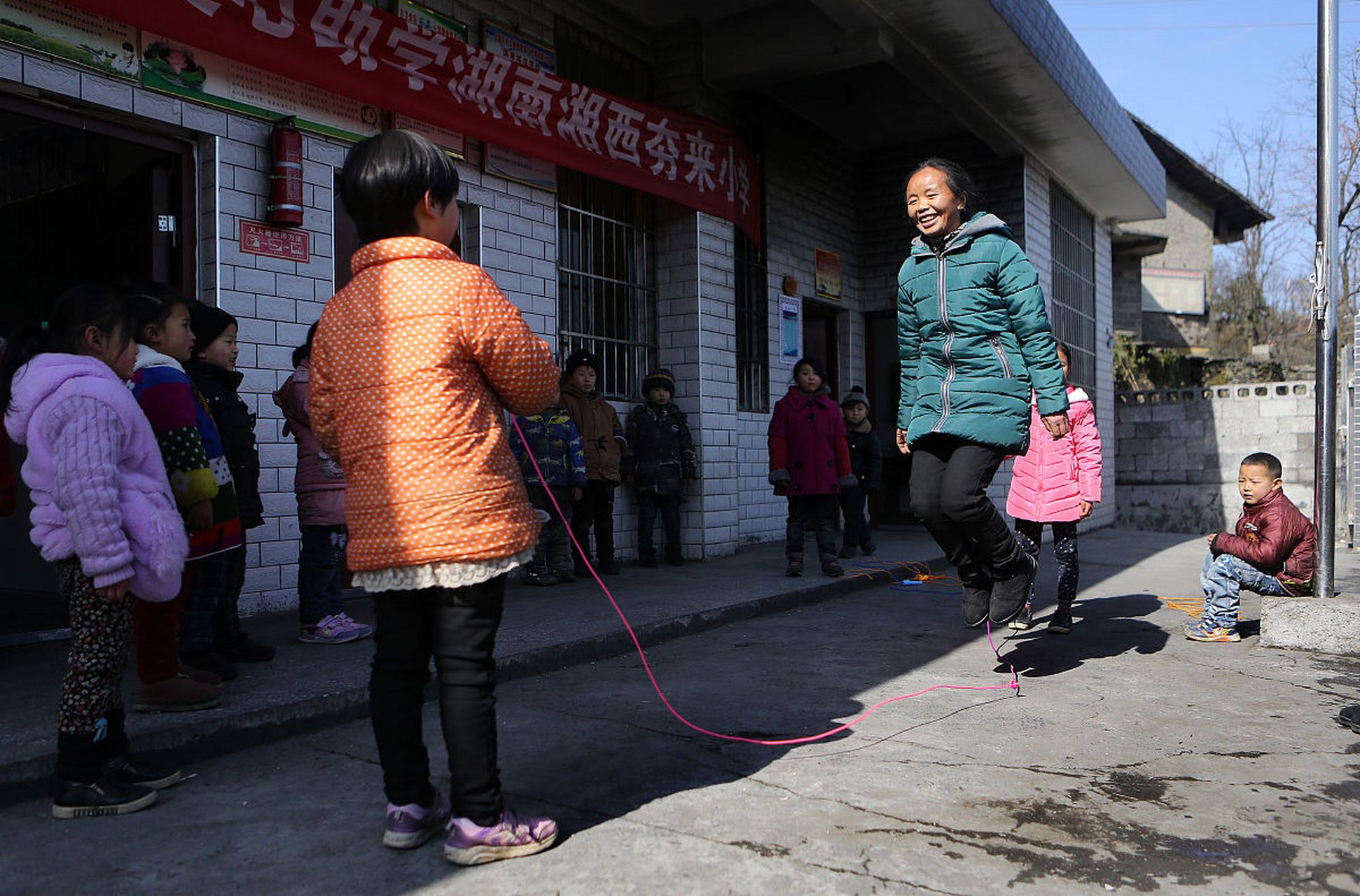 大家有没有发现一个奇怪的现象, 我们80后小时候上学时, 学校里没有