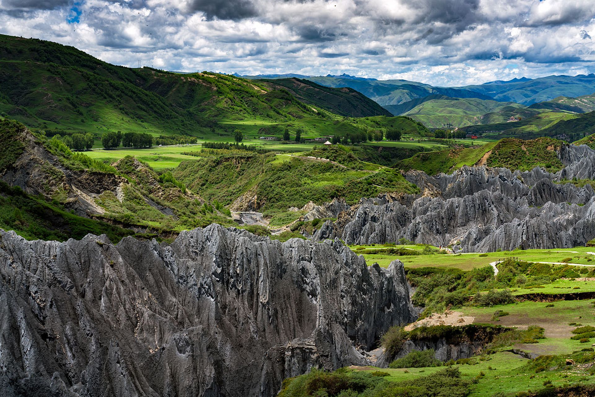 八美墨石公园位于道孚县八美镇,是一个集观光,体验,科考,科普价值于