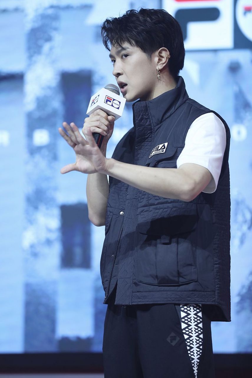 没错,这位演员的名字是马伯骞,他不仅在电视剧中表现出色,还在时尚和