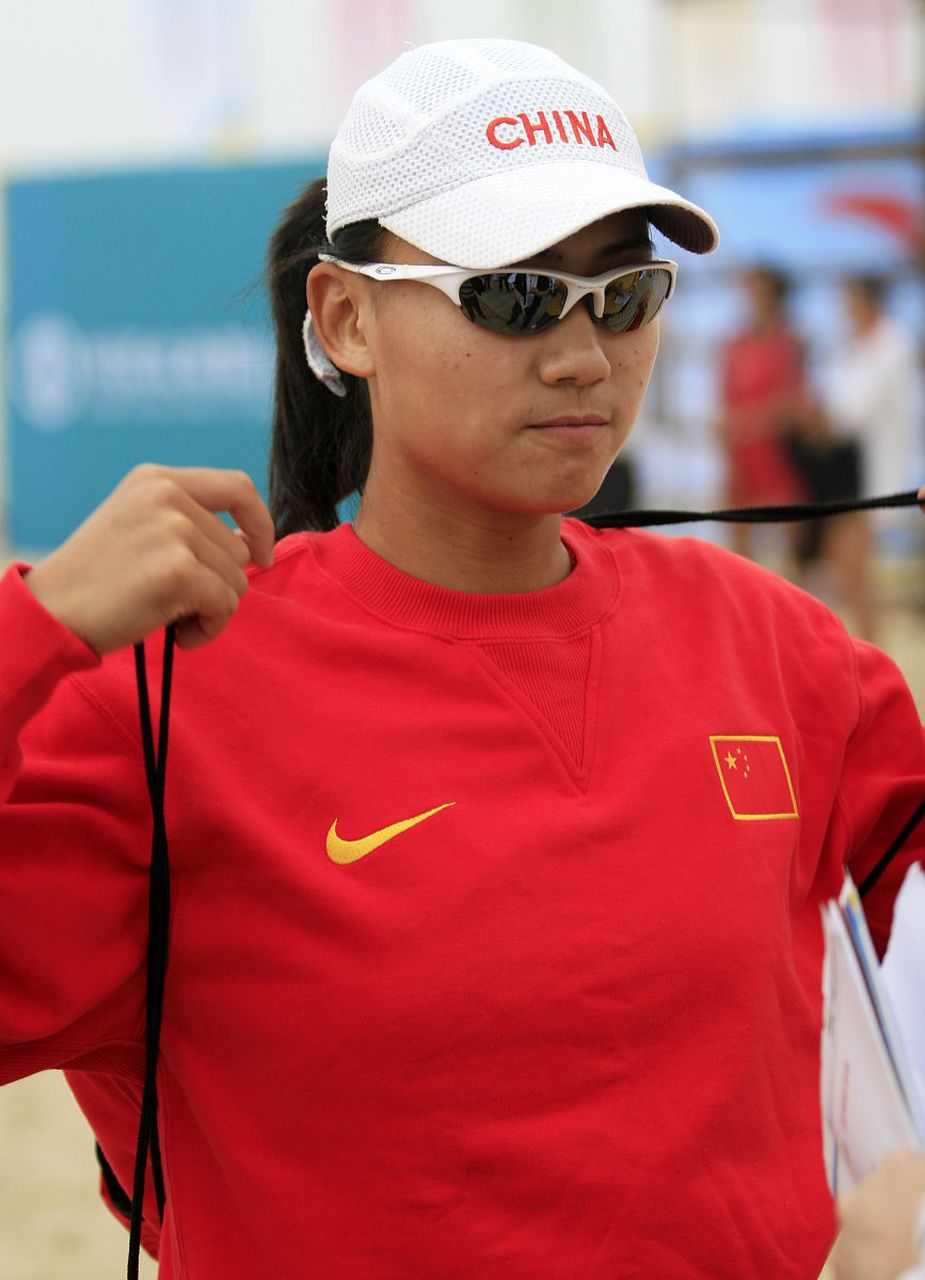 在杭州亚运会沙滩排球比赛中,中国组合薛晨和夏欣怡在女子沙滩排球