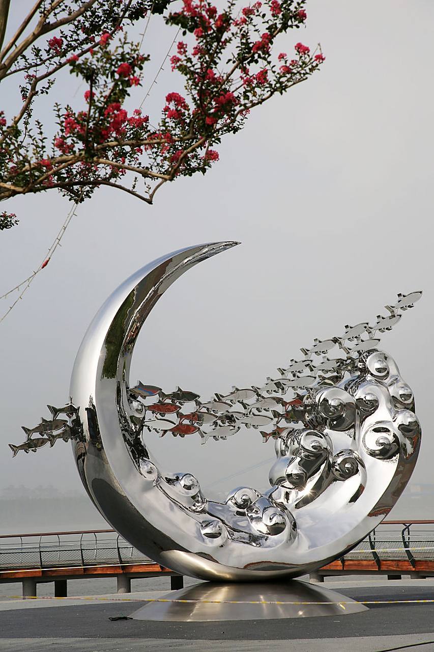 不锈钢浪花雕塑的寓意通常与海洋,力量,生命和永恒有关