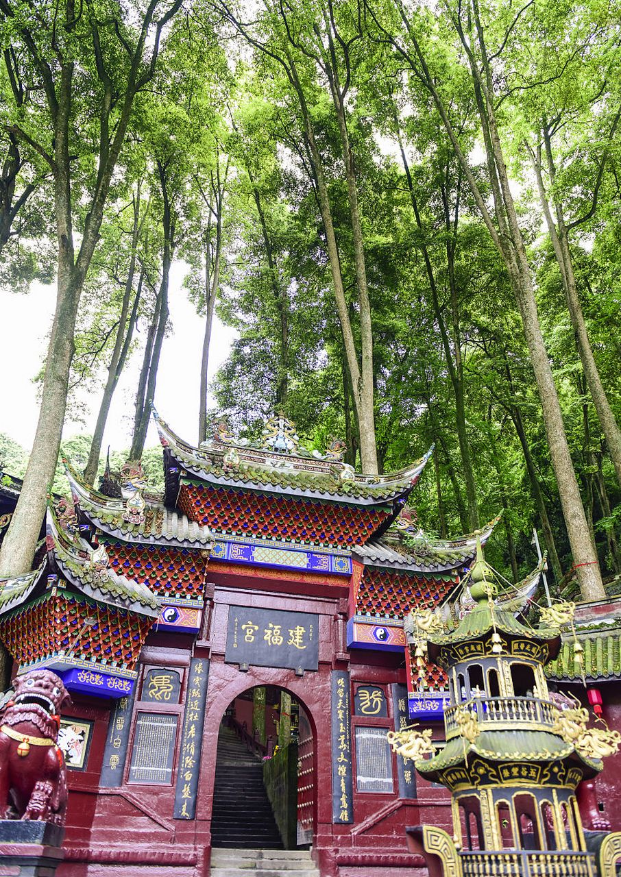 重庆四季好风光# 玄坛庙狮子山麓,古有"青狮白象锁大江"之传说,有始