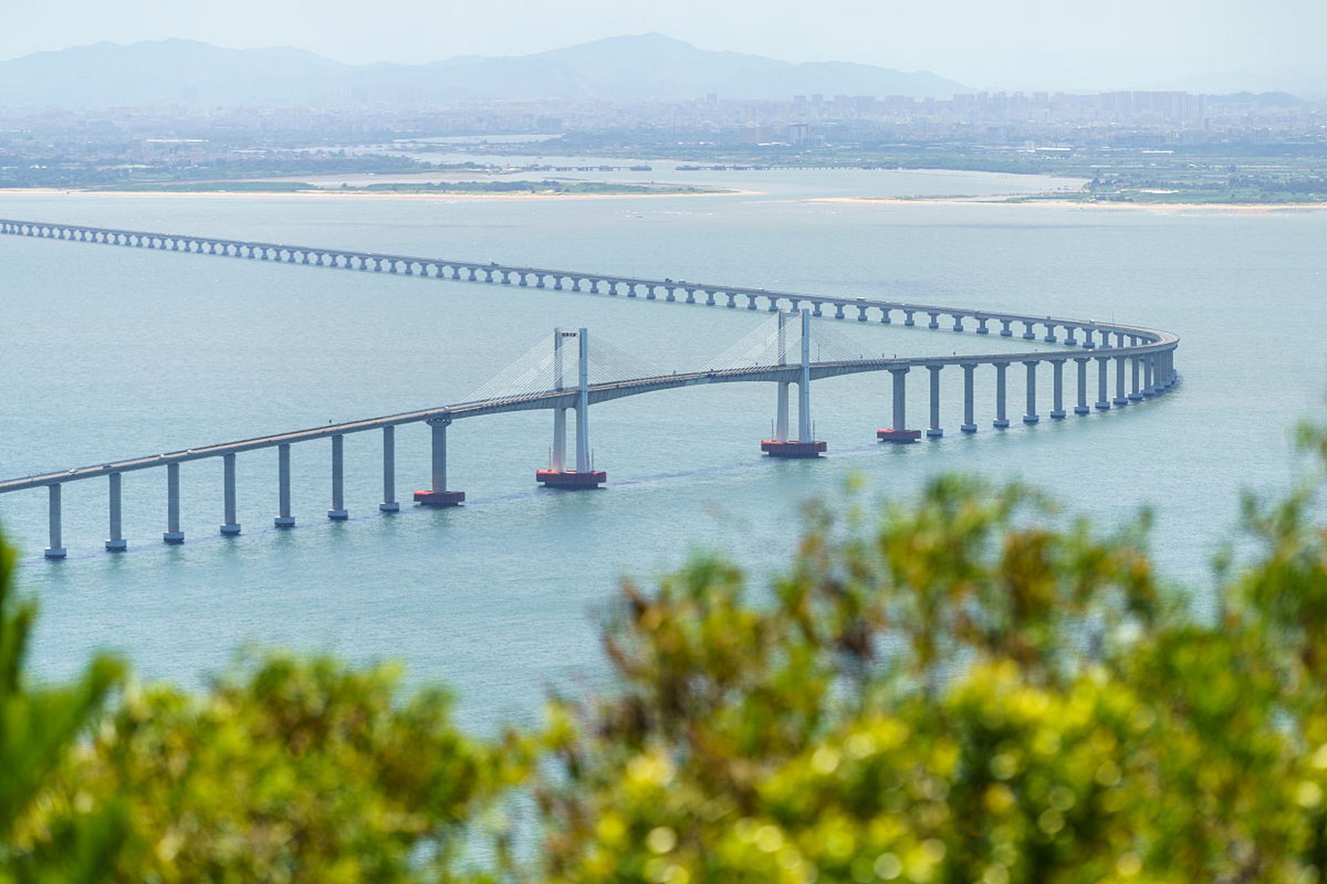 为什么南澳大桥仅长11公里要收96元过路过桥费?