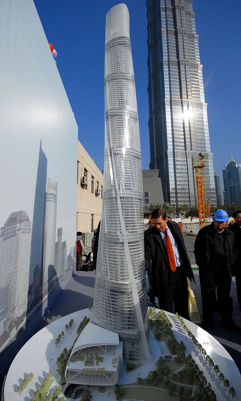 上海中心大厦疑似出现雪顶内部冰#  近日,上海中心大厦的顶楼出狭了