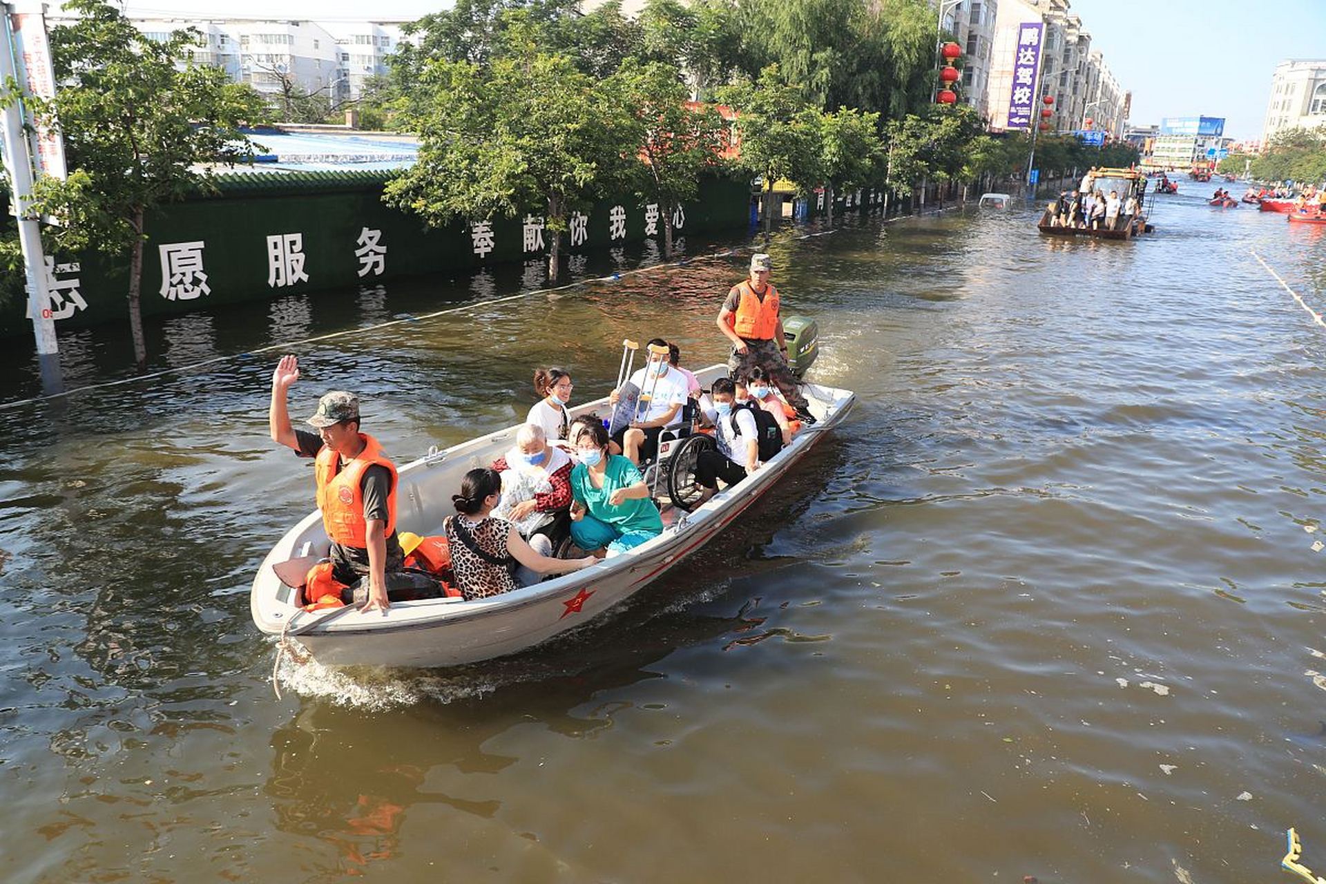 重庆龙舟翻船事故真是让人痛心不已啊!