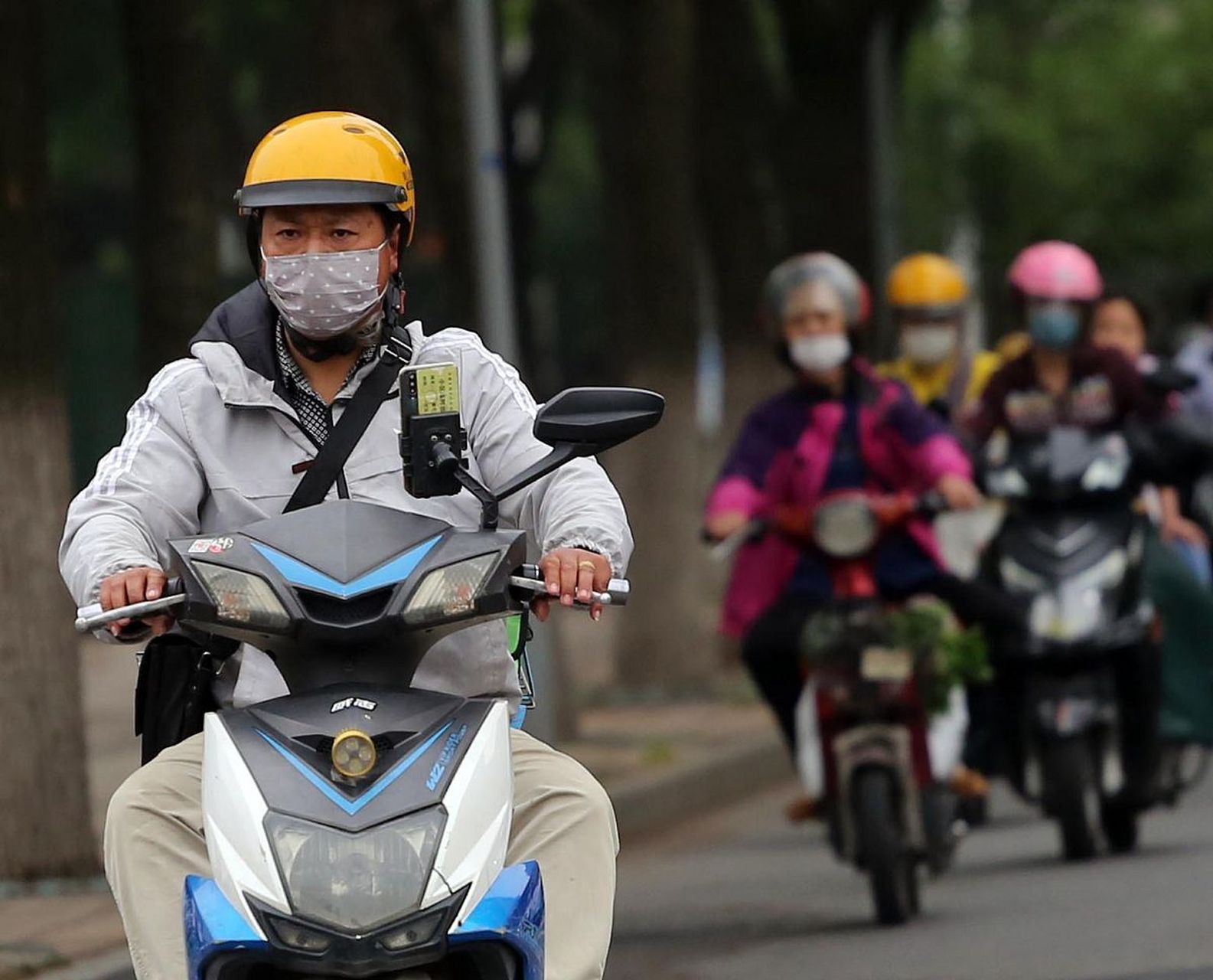 从地中海到时尚先锋,只差一个头盔的距离  城市的街道上,电动车大军