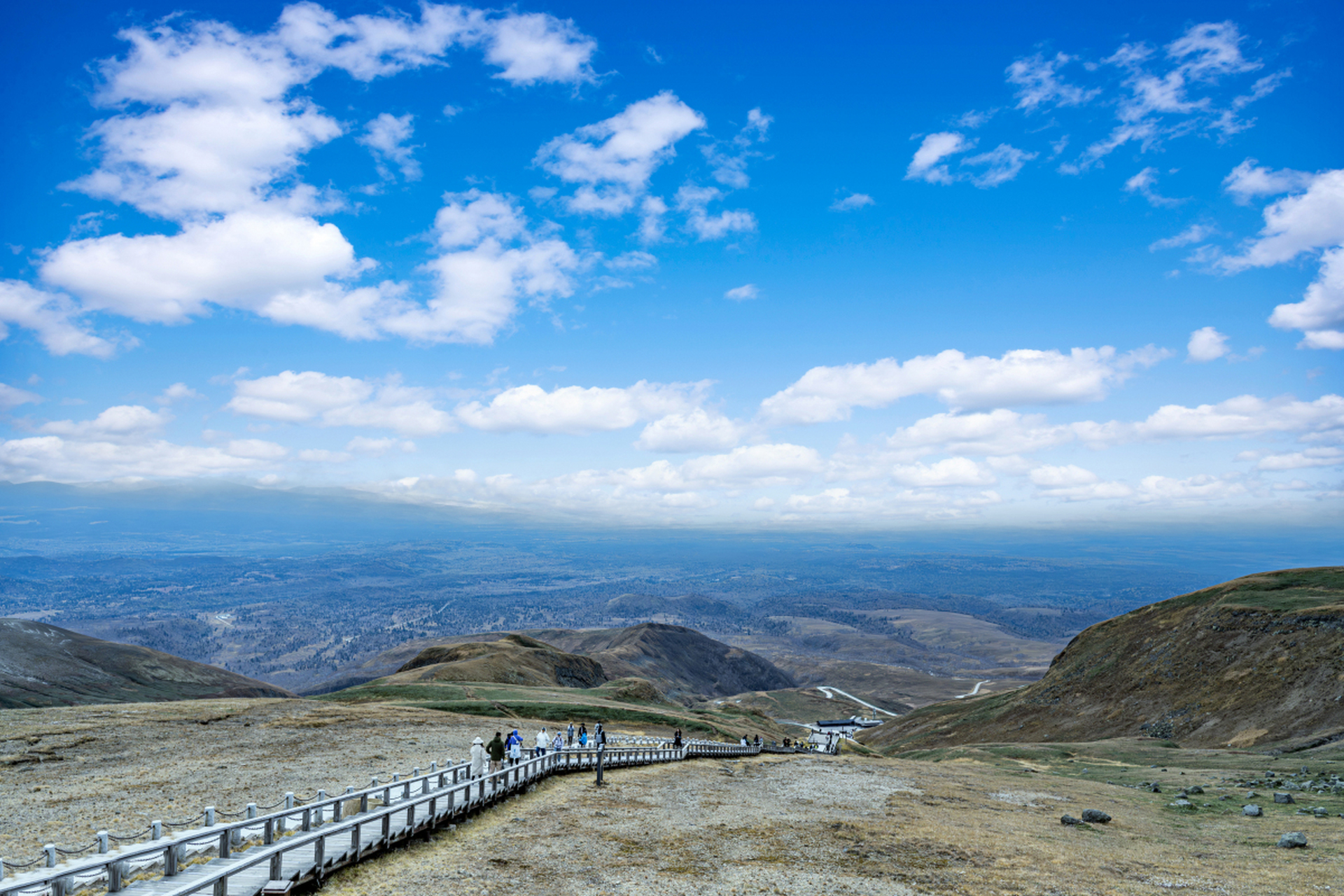 延吉市位于吉林省延边朝鲜族自治州,拥有丰富的朝鲜族文化和自然风光.