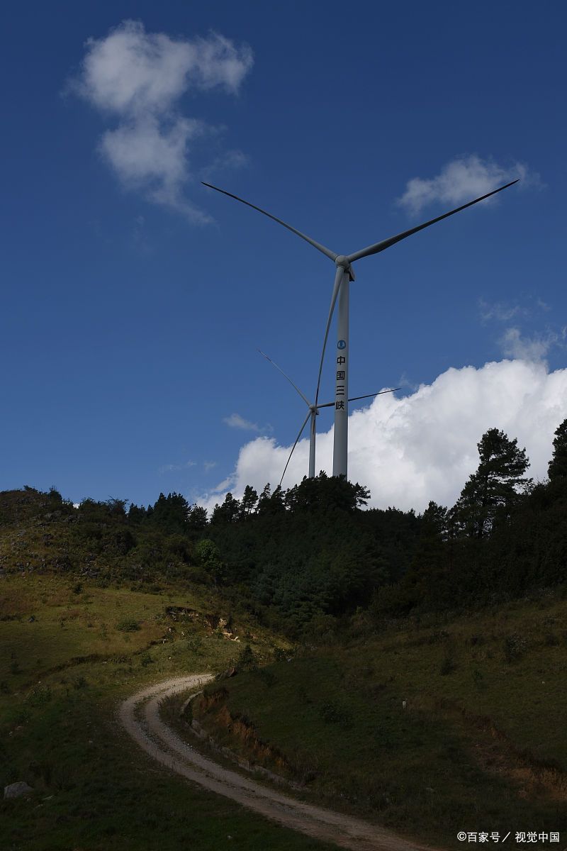 恩施齐岳山风力发电场观光,巨大风车与草甸的搭配超治愈!