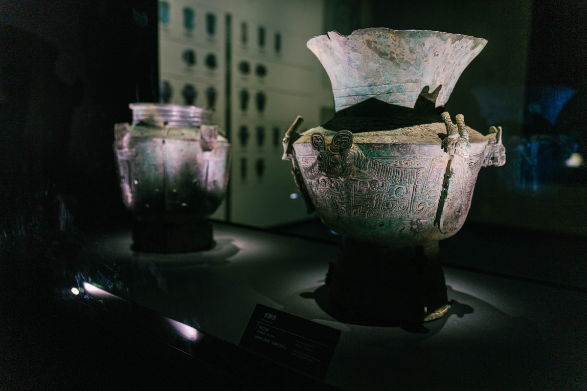 龙虎纹青铜尊:穿越千年的艺术瑰宝,见证中华文明的辉煌