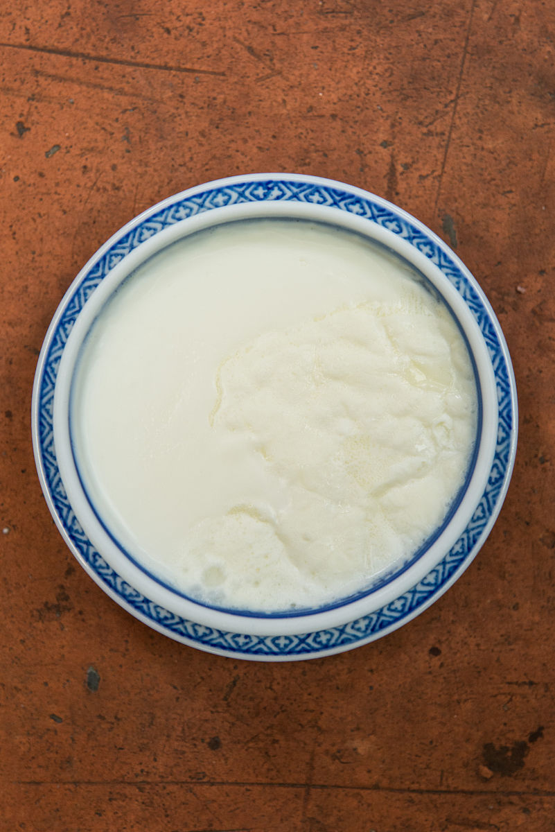 做法一  原料:  牛奶(400ml左右),蛋清二只,白砂糖二勺 (或者不非糖