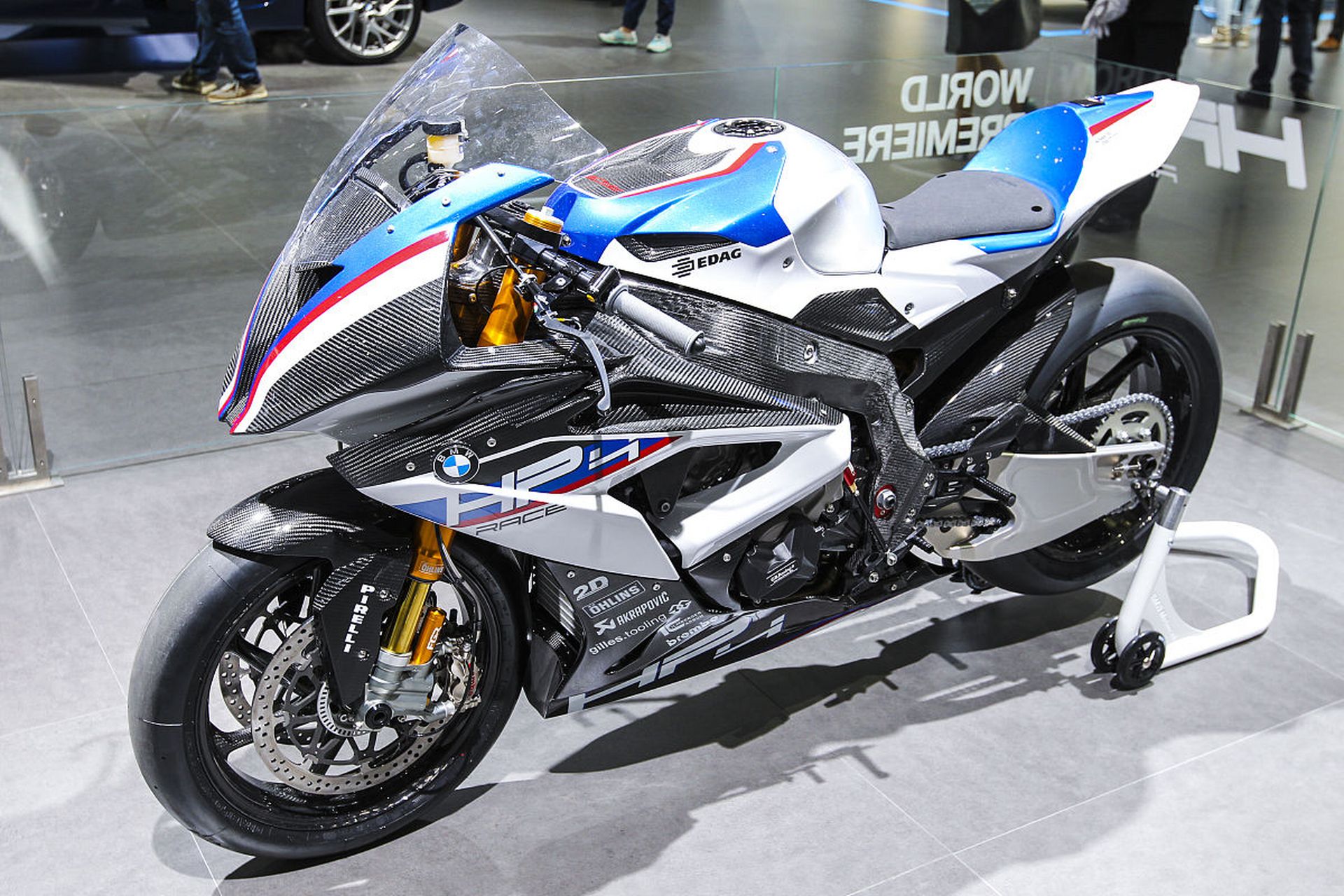 很喜欢宝马s1000r2的一句话,浩瀚的蓝天白云,眷顾你的美好与憧憬,尽我