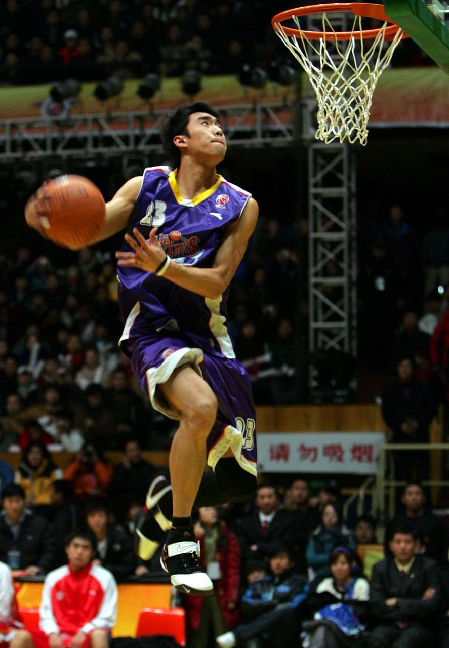 徐咏16岁成为当时男篮u18国家队主力,cba最年轻的扣篮王!