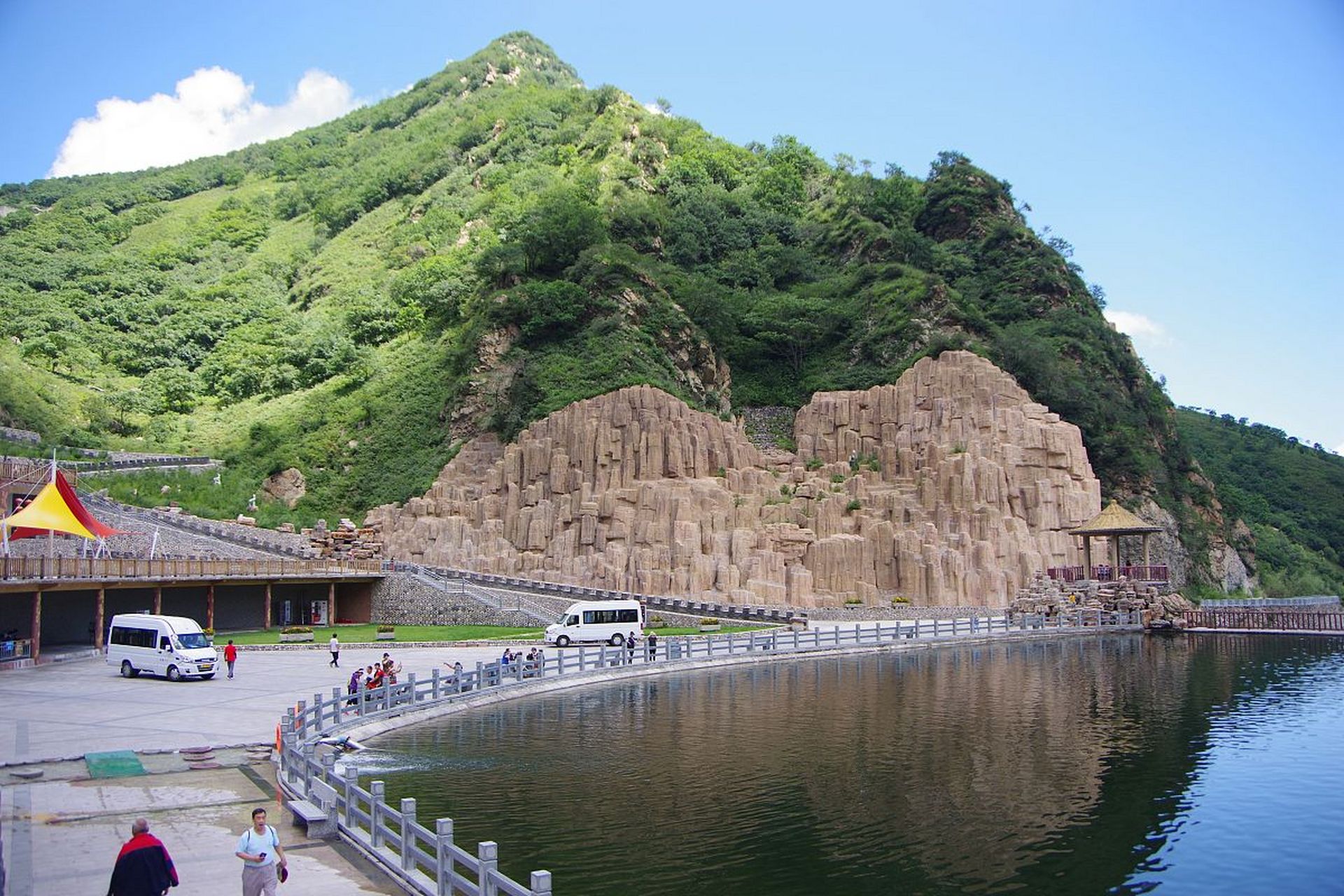 《平阴一日游:玫瑰之乡的浪漫之旅》  在一个阳光明媚的周末,我踏上了