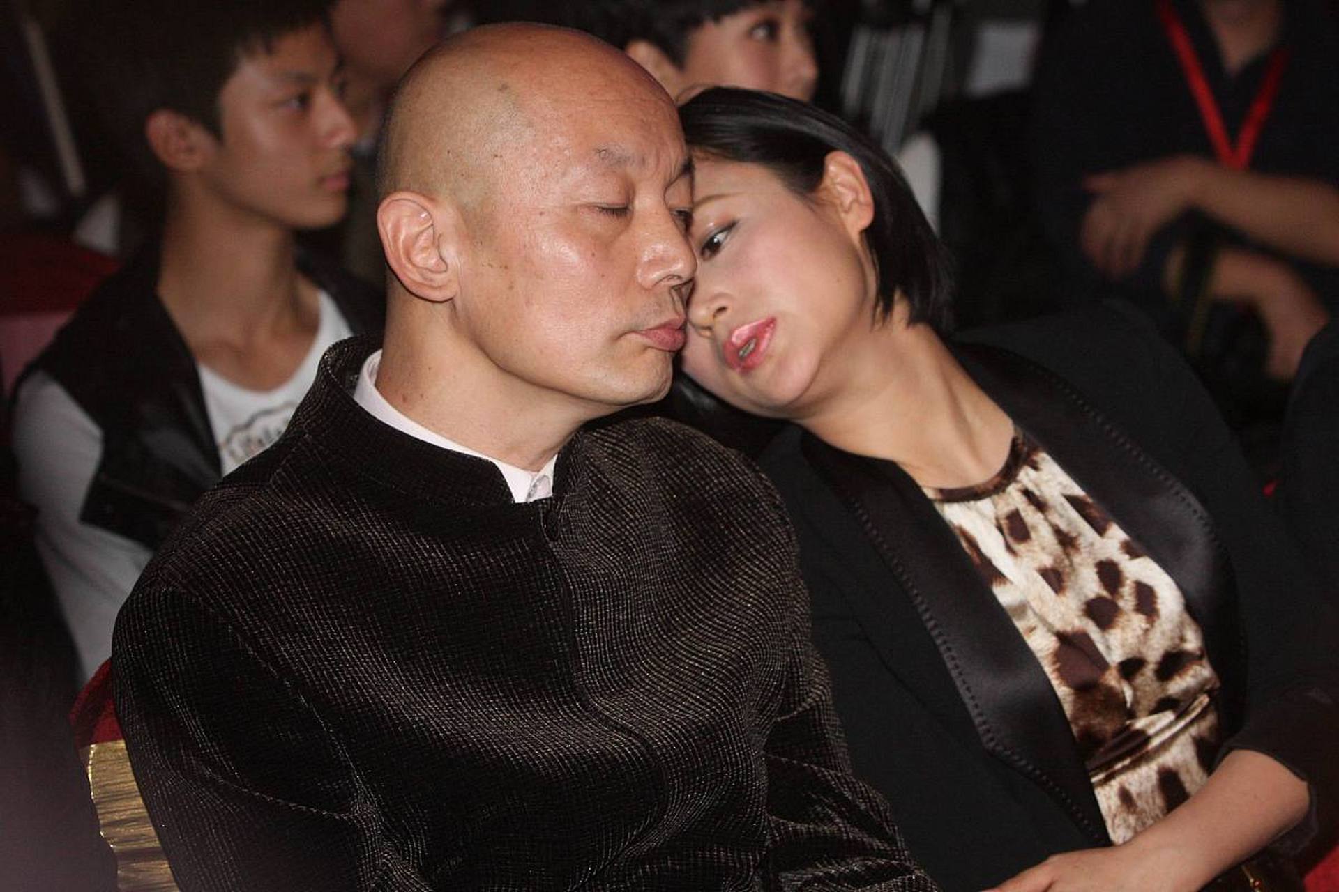 葛优的妻子贺聪家庭优渥,自己还是个美术老师,当年两人认识时,葛优