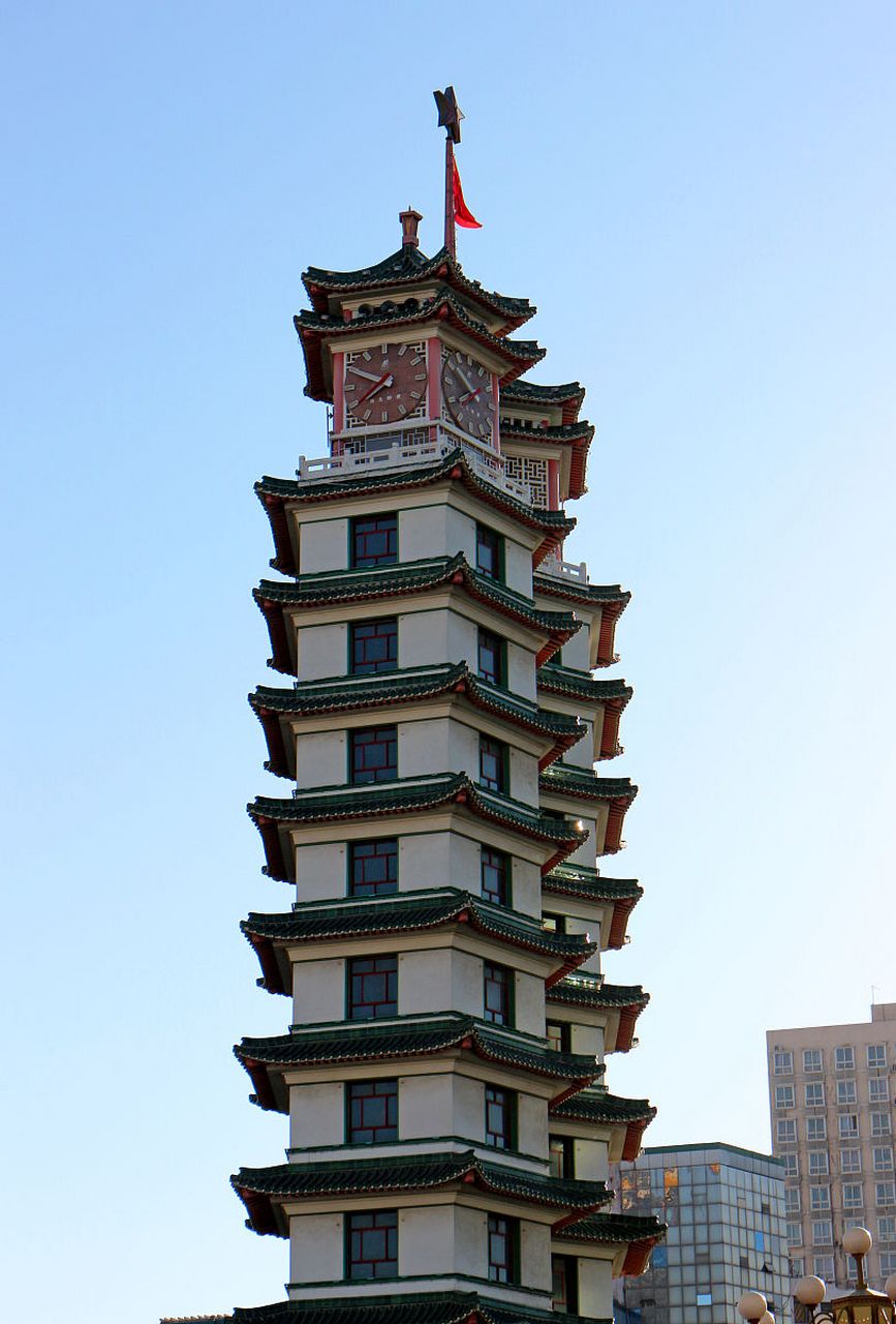 推荐理由:虽然二七纪念塔本身并不是自然景观,但周边的环境和绿化也