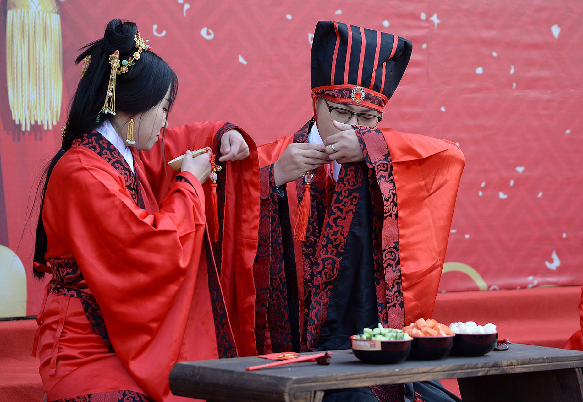 古代相亲是一种传统的婚姻方式,与现代的自由恋爱不同,它更多地是由