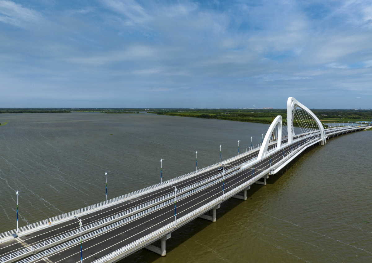 在一位女同事办理完退休手续后,她立即退出了工作群