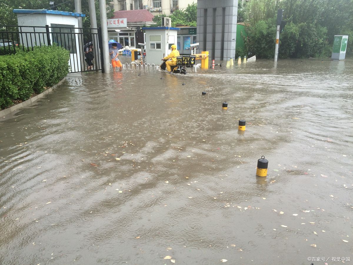 1 脚部"起皱危机":长时间泡水导致皮肤发跋钅坎坷锩 涨水排水的图片