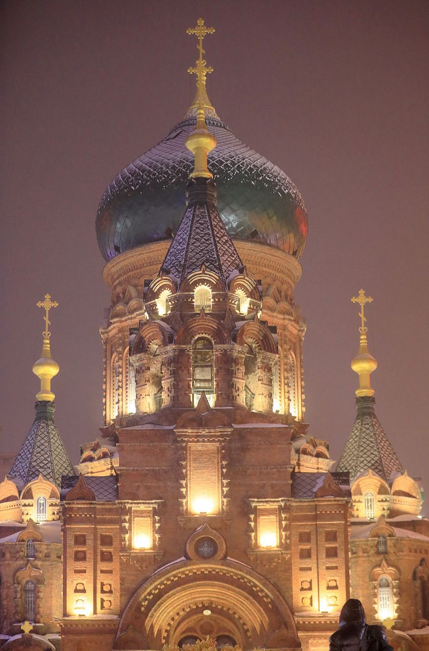 一场大雪让这座城市披上了洁白的银装,而在这片雪景中,索菲亚教堂的的